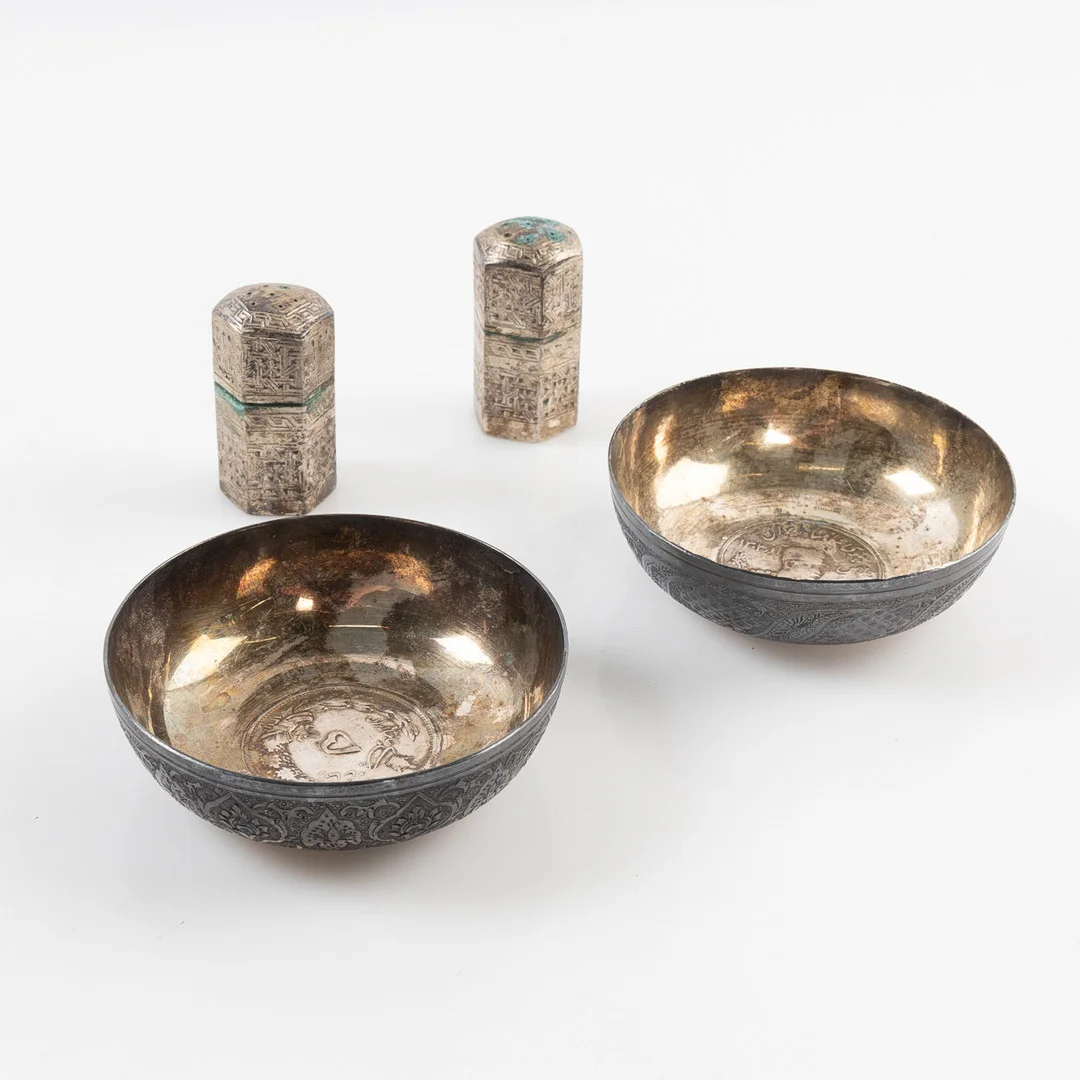 SALT- & PEPPARKAR SAMT SKÅLAR, 4 delar, Persien / Iran, 1900-tal. — Silver — Stockholms Auktionsverk Helsingborg