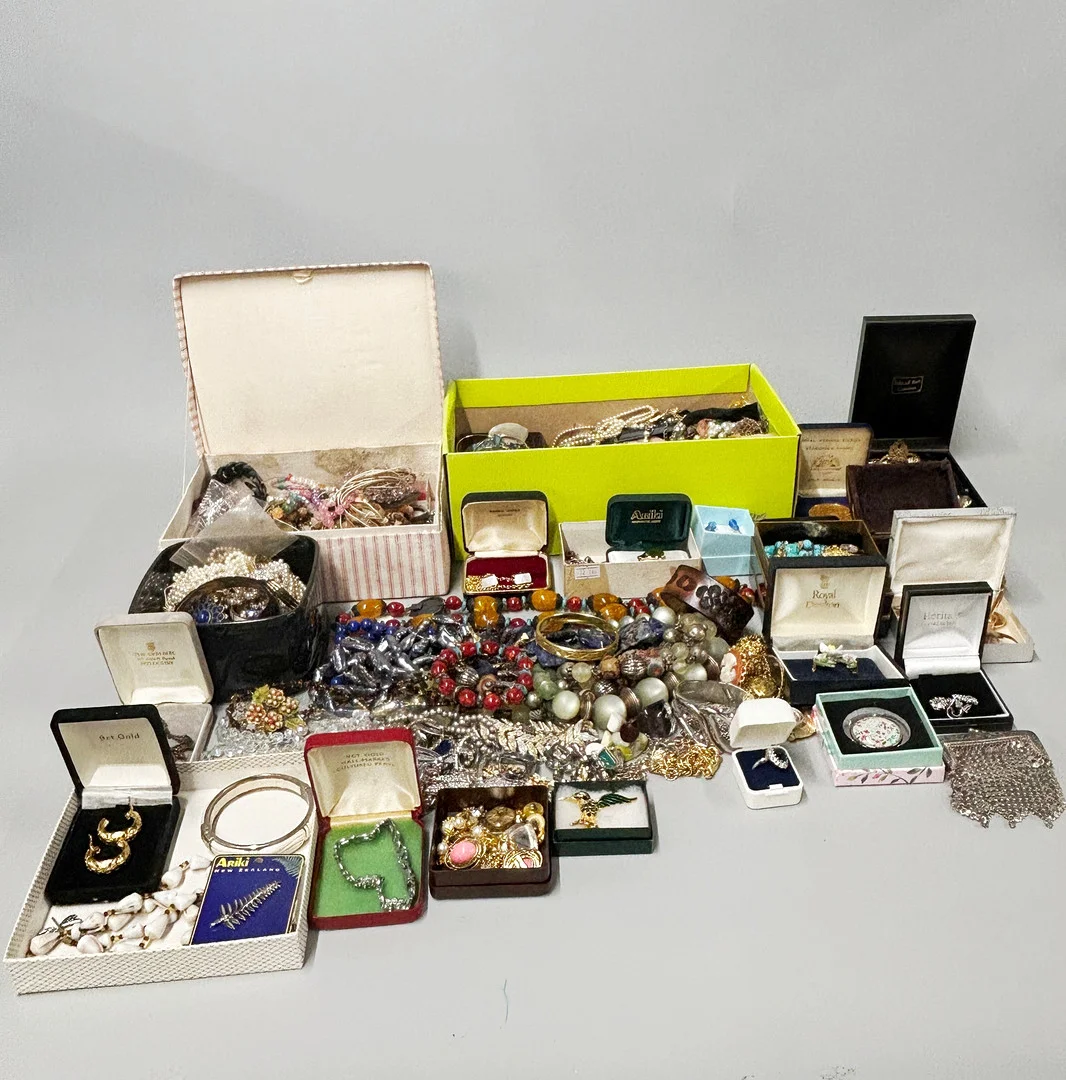 MIXED COSTUME JEWELLERY. — Costume Jewellery — Chalkwell Auctions