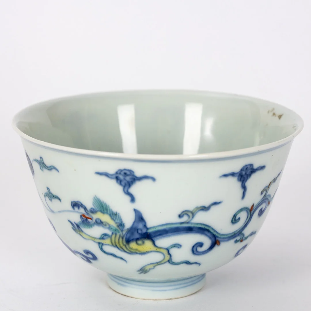 Doucai-Kumme mit Drachendekor, Chenghua-Marke, im Kangxi-Stil, China, 20. Jh. — Ceramics & Porcelain — Stockholms Auktionsverk Hamburg