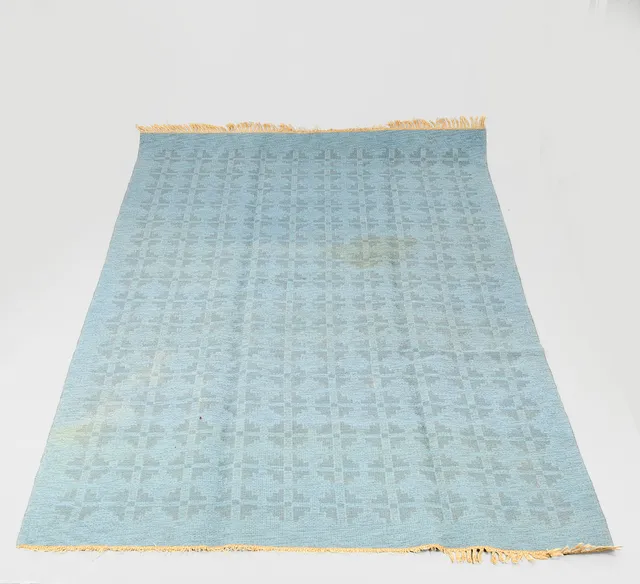 SKANDINAVISK DESIGN. Tæppe i blå nuance. 300 x 195 cm.