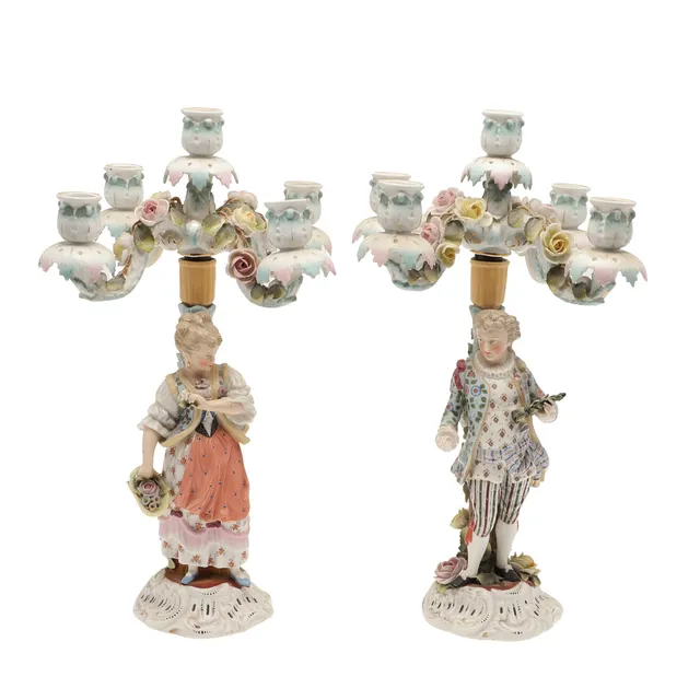 A PAIR OF NINETEENTH CENTURY CONTINENTAL PORCELAIN CANDELABRA.