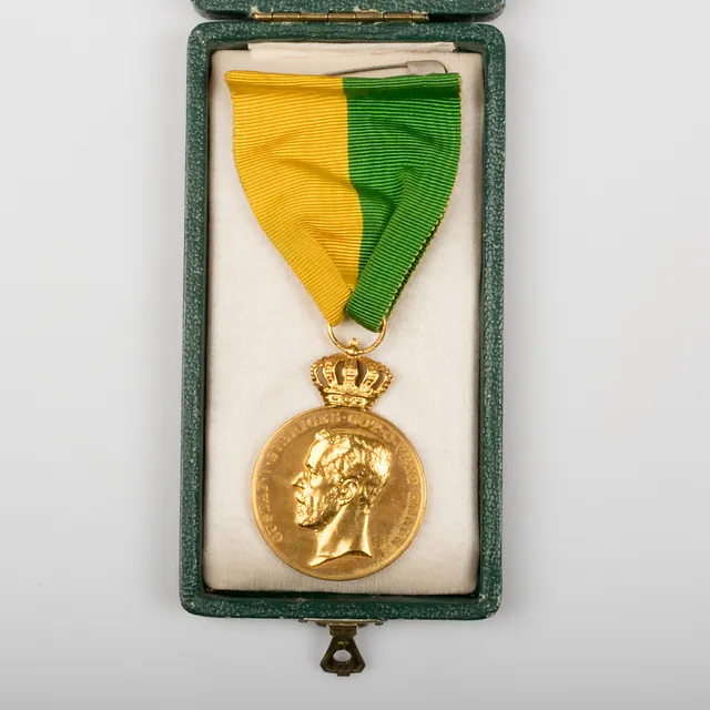 MEDALJ, Gustav V Sveriges Göt O Vend Konung, förgylld brons med fäste av 18 K guld.