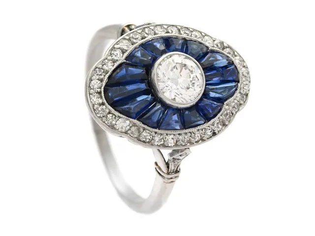 RING, platina, gammalslipad diamant ca 0,50 ct, ca TW/SI, 32 äldre åttkantslipade diamanter ca 0,30 ctv, ca TW-TCr/VS-SI, 2 rosenslipade diamanter, syntetiska safirer, Art Deco, stl 17,25 mm, vikt 5,2 g, storleksändrad, några stenar med nagg och skador.