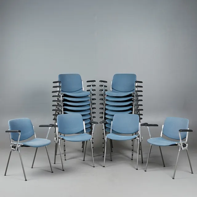 GIANCARLO PIRETTI. Castelli, 22 Stühle / Stapelstühle, Modell 'DSC 106', Aluminium, Polyester, Kunststoff, Entwurf 1965, Italien (22).