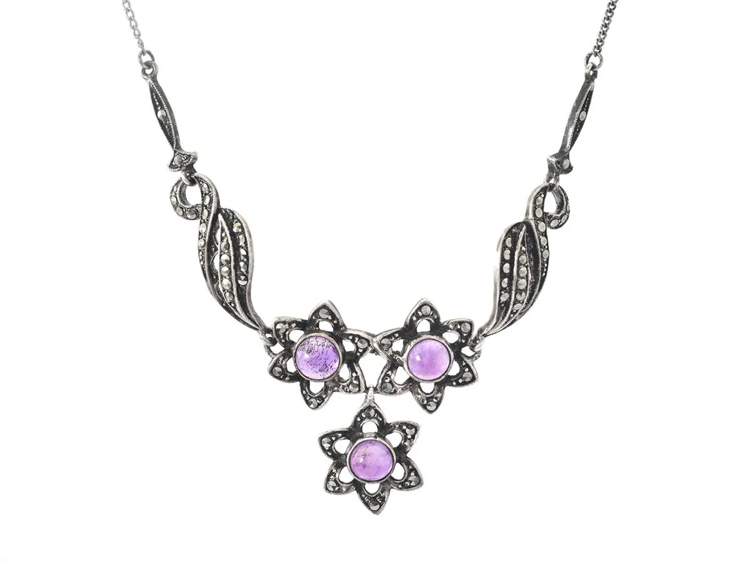 COLLIER, silver, cabochonslipade ametsiter, markasiter, längd 41 cm, vikt 9,5 g. — Smycken/Collier — Kaplans