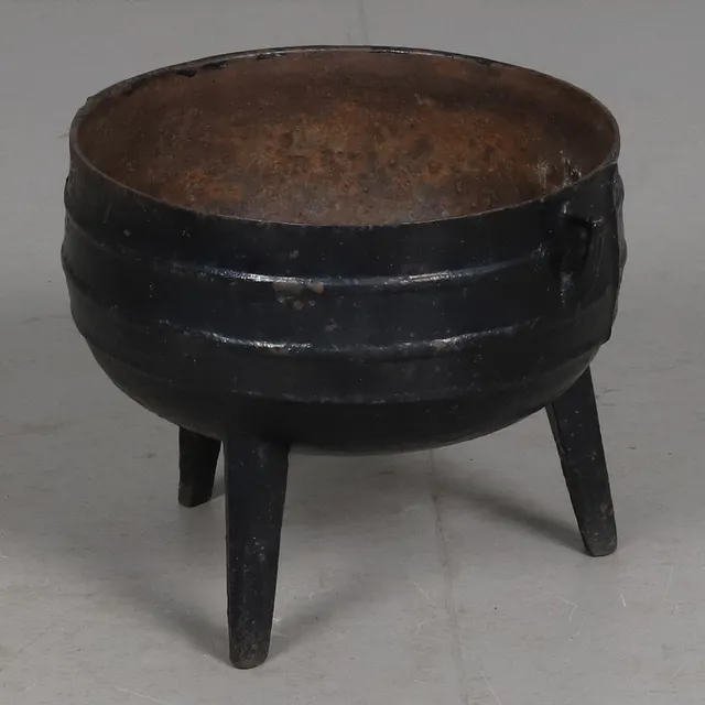 TREFOTSGRYTA, gjutjärn, 1800-tal.
