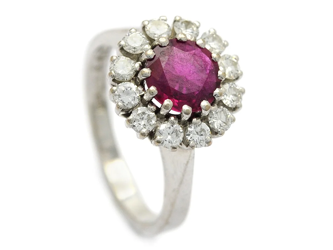 CARMOSÉRING, 18K vitguld, rubin 1,21 ct, 12 briljantslipade diamanter 0,62 ctv ca W/VS, Göteborg 1986, stl 17 mm+, vikt 5,4 g. — Smycken/Carmoséring — Kaplans