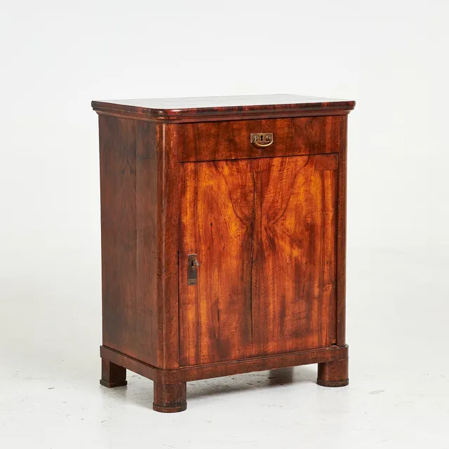 SKÅP. Jugend, 18/1900 tal, mahogny, cylinderformade fötter, beslag i mässing.