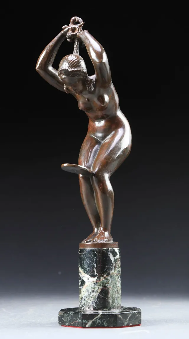 Jens Jacob Bregnø. Skulptur af bronze i form af nøgen kvinde der fletter hår