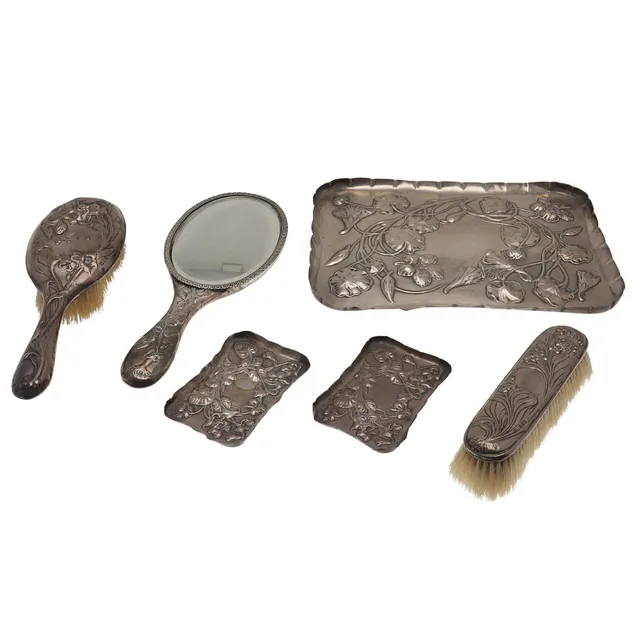 AN EDWARDIAN ART NOUVEAU SILVER SIX PIECE DRESSING TABLE SET.