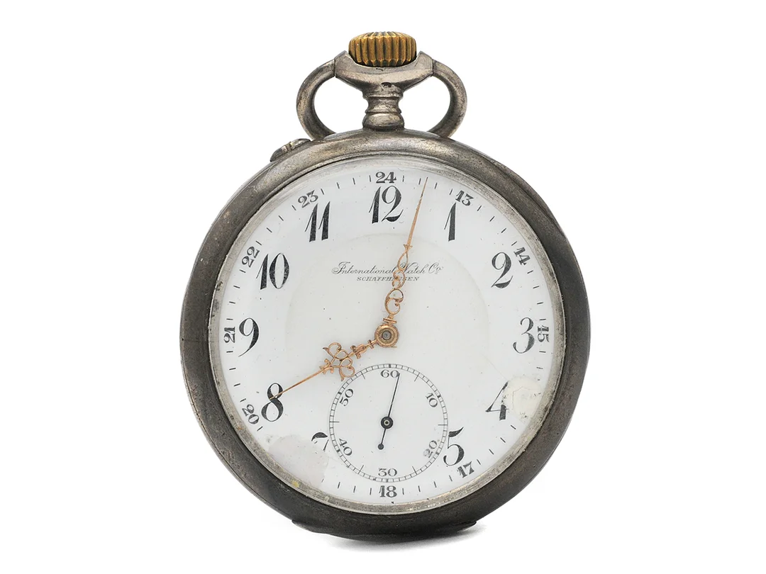 INTERNATIONAL WATCH Schaffhausen, fickur, 50,5 mm, Cal 52 (H6), Serie nr. 428199, Boett nr. 451515, silver, ankargång, skadad urtavla, bucklor, ca 1908. — Klockor/IWC — Kaplans