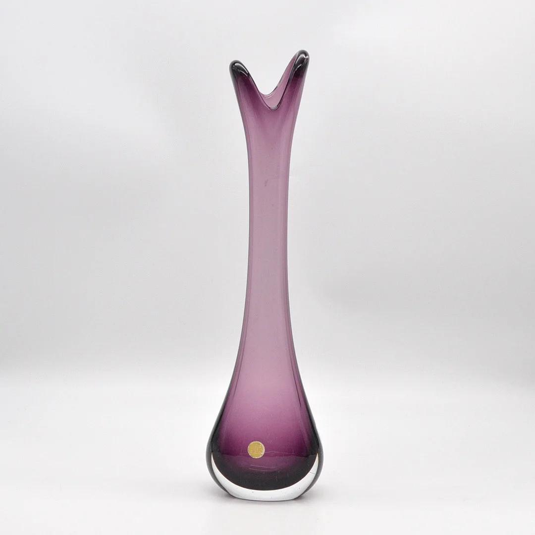 SCHWEDISCHE DESIGNERVASE, PURPUR UND TRANSPARENT, STUDIOGLAS, 20. JAHRHUNDERT, HÖHE CA. 37,5CM. — Art glass — Kunst- und Auktionshaus Kleinhenz