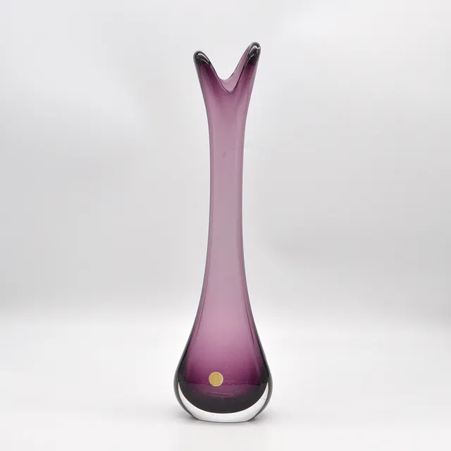 SCHWEDISCHE DESIGNERVASE, PURPUR UND TRANSPARENT, STUDIOGLAS, 20. JAHRHUNDERT, HÖHE CA. 37,5CM.