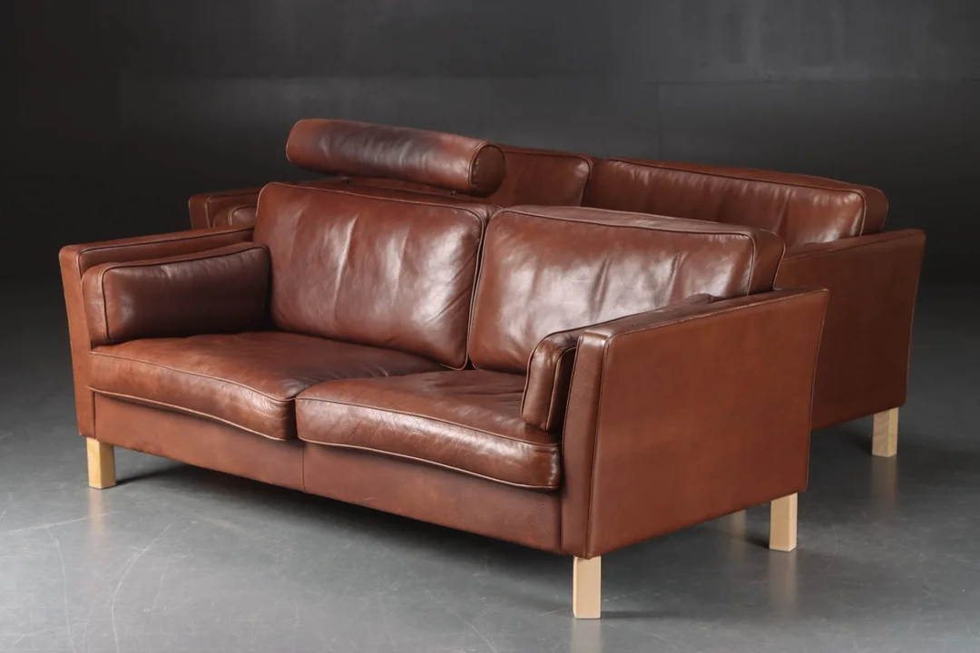 Mogens Hansen. Sofa group upholstered in leather (2) — Furniture/Lounge suites, sofas — Lauritz