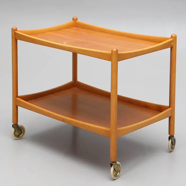 POUL VOLTHER. Serveringsvagn, fanerad i teak och bok, "Servus", för Gemla Diö, 1950/60-tal.