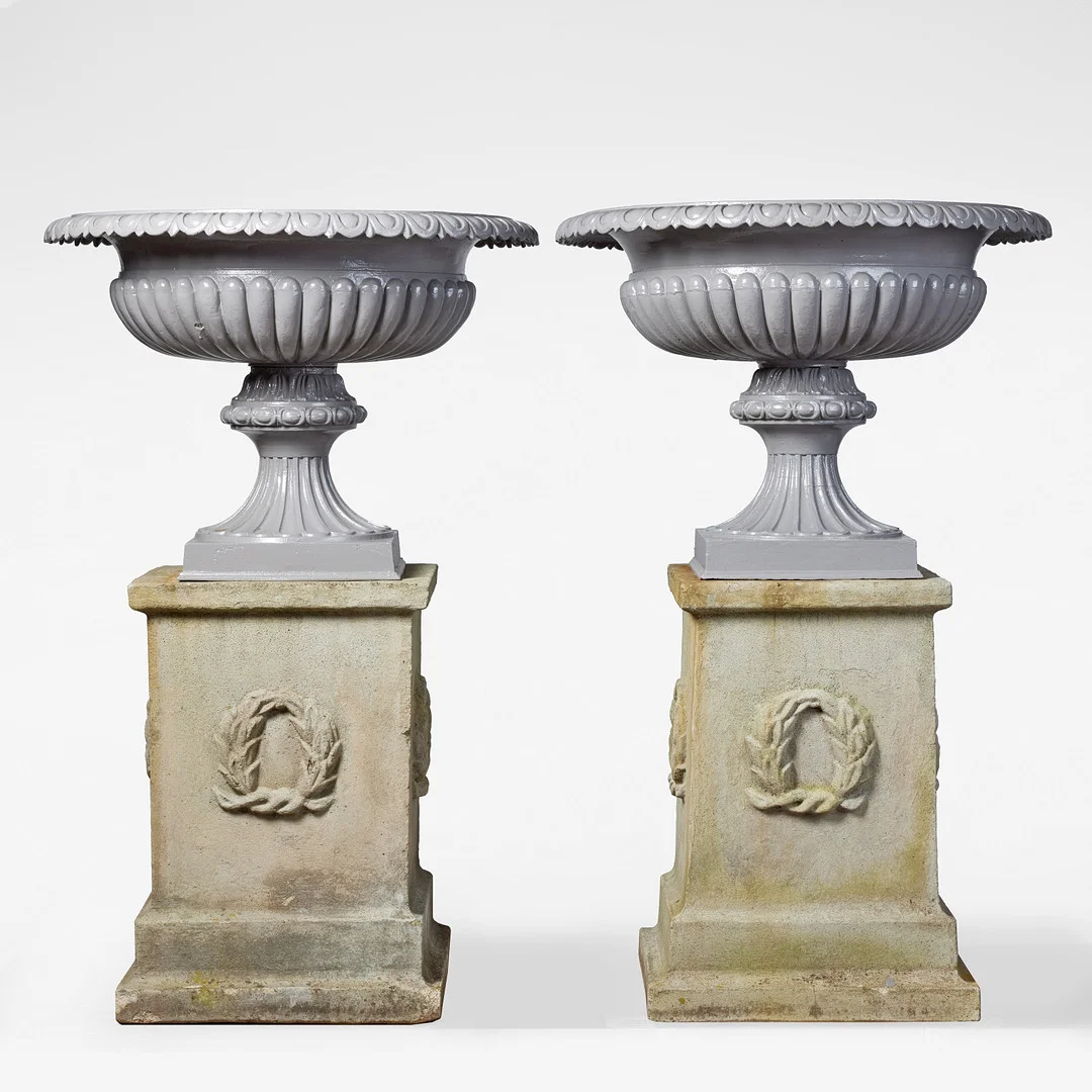 PARKURNOR, ett par, England 1800-talets tredje kvartal, campanaform. — Garden — Stockholms Auktionsverk Fine Art