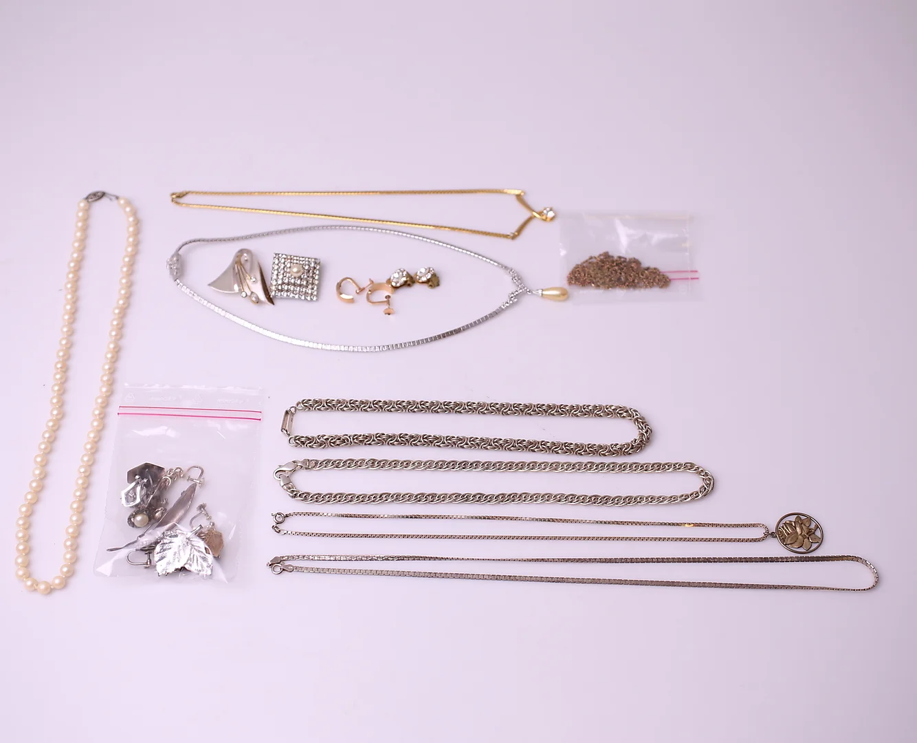 SILVERSMYCKEN + KOSTYMJUVELER + PÄRLCOLLIE; samtliga 1900-tal. — Objet de vertu & Miscellaneous — Leiflers Auktionshus
