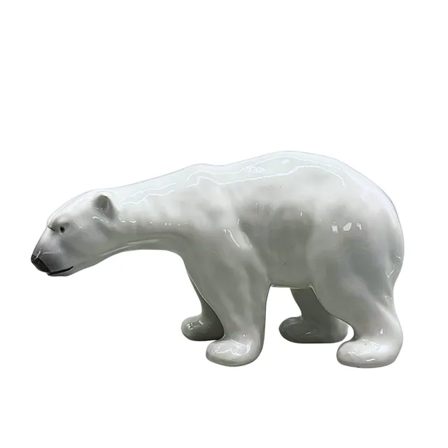 EISBÄRENFIGUR AUS PORZELLAN.
