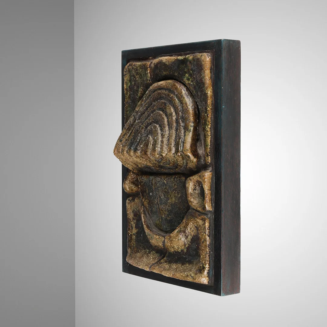 UBEKENDT KUNSTNER. Vægrelief af glaseret stentøj på træplade med abstakt motiv, antageligt dansk formgiver, ca. 1960/1970'erne. — Other — Palsgaard Kunstauktioner