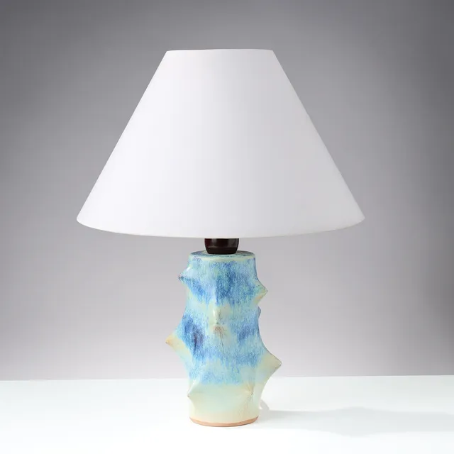 KNUD BASSE. "Rosentorn", bordlampe af keramik glaseret i blå og grønne nuancer, Michael Andersen & Søn, Bornholm, Danmark, 1900-tallets anden halvdel.