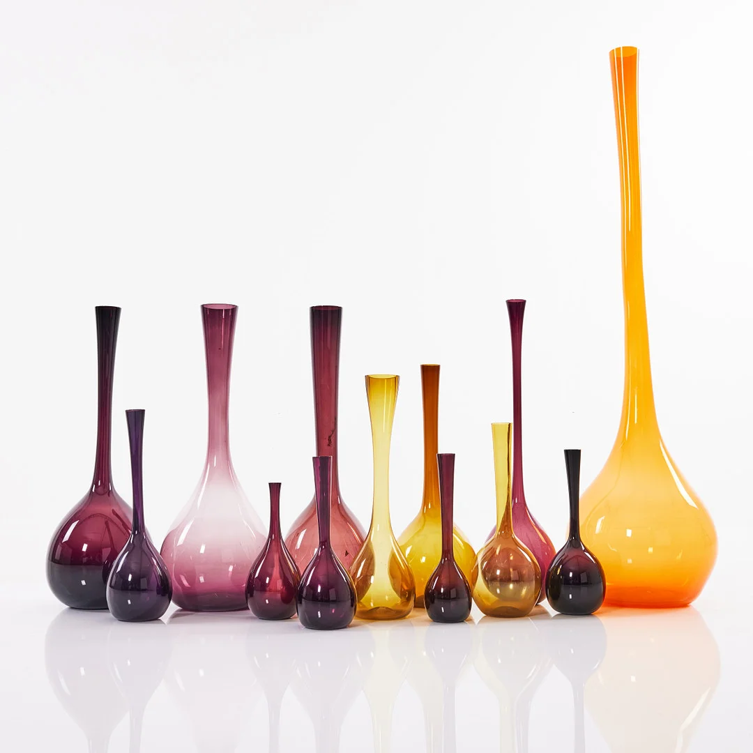 VASER / GOLVVASER, 13 stycken, sk bulbvaser, bland annat Arthur Percy för Gullaskruf, 1950/60-tal, i gul, orange och lila glasmassa. — Utility glass — Stockholms Auktionsverk Magasin 5