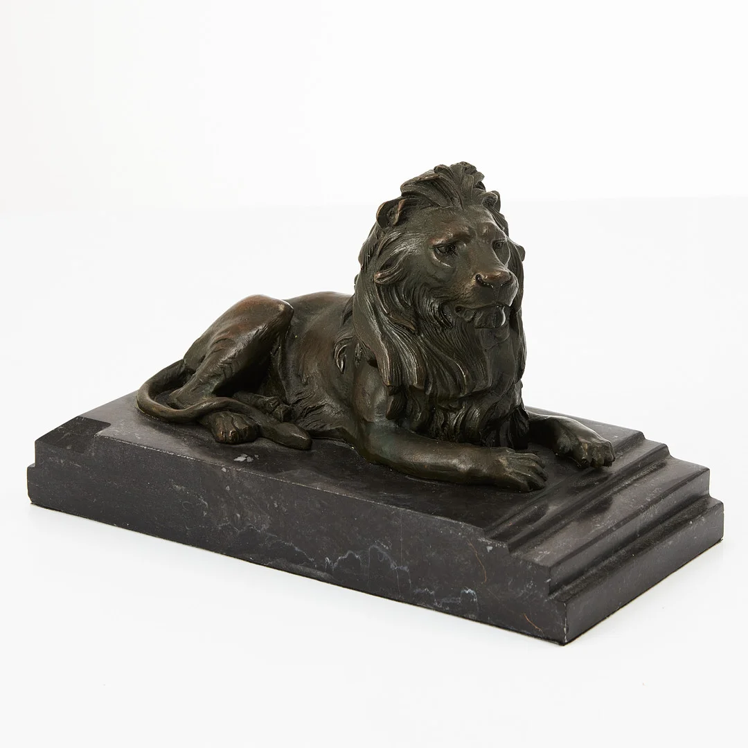ANTOINE LOUIS BARYE. EFTER. Skulptur på stensockel, i form av liggande Lejon, brons. — Sculptures & Bronzes — Stockholms Auktionsverk Magasin 5