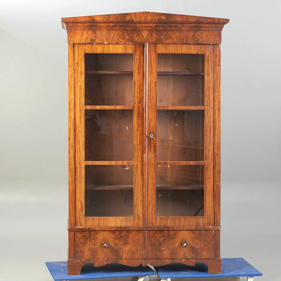 Vitrinenschrank, Deutschland, 19.Jh. — Cupboards, Cabinets & Shelves — Stockholms Auktionsverk Hamburg
