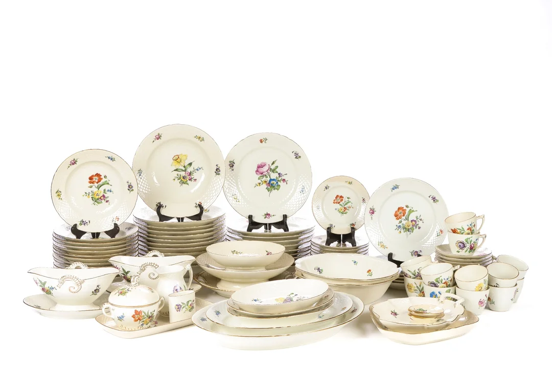 Bing & Grondahl. Saxon Flower. Porcelain service (94) — Glass, porcelain and ceramics/Dinnerware, tea sets, coffee sets — Lauritz