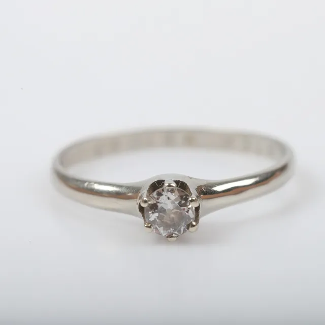 ENSTENSRING, 14 K vitguld med briljantslipad diamant, ca 0,23 ct.