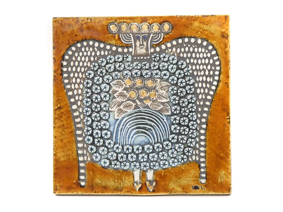 VÄGGPLAKETT av Lisa Larsson, Gustavsberg. I glaserat stengods. Djupstämplad signatur. Storlek 22,5x22,5 cm. — Keramik/Väggdekorationer — Kaplans