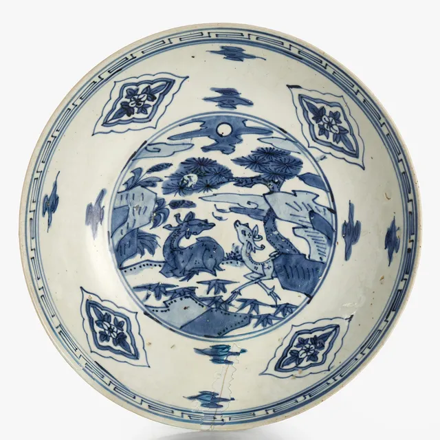 SKÅLFAT, porslin, Kina, Swatow, dekor i underglasyrblått av ett par hjortar i landskap, sen Mingdynastin, 1600-tal.