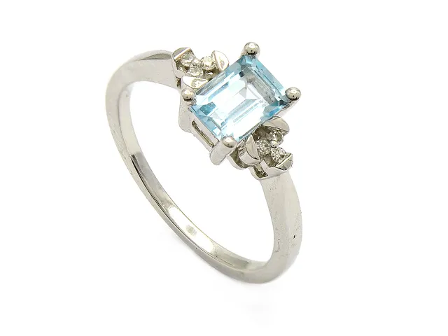 RING, 18K vitguld, blå topas ca 1,00 ct, 6 åttkantslipade diamanter ca 0,04 ctv, stl 17,75+ mm, vikt 4,0 g. 40543E