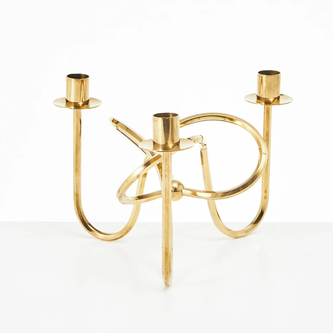 JOSEF FRANK. Ljusstake, "Vänskapsknuten", mässing, Firma Svenskt Tenn. — Other lighting — Stockholms Auktionsverk Magasin 5
