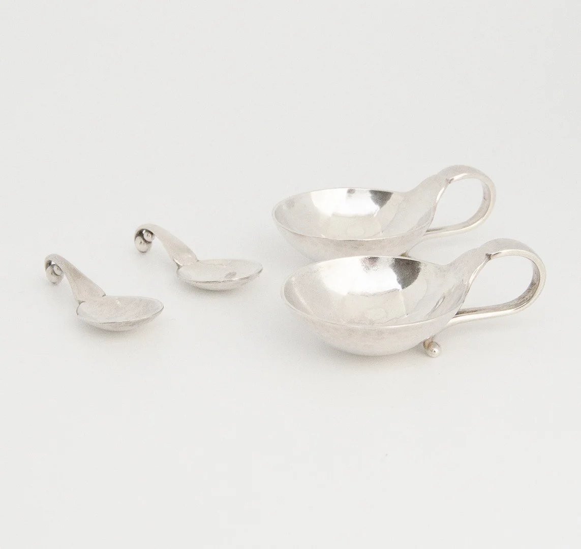 GEORG JENSEN. Saltkar med skedar. 2st. 1915-1944. Design 110. — Silver — Auktionshuset STO Bohuslän
