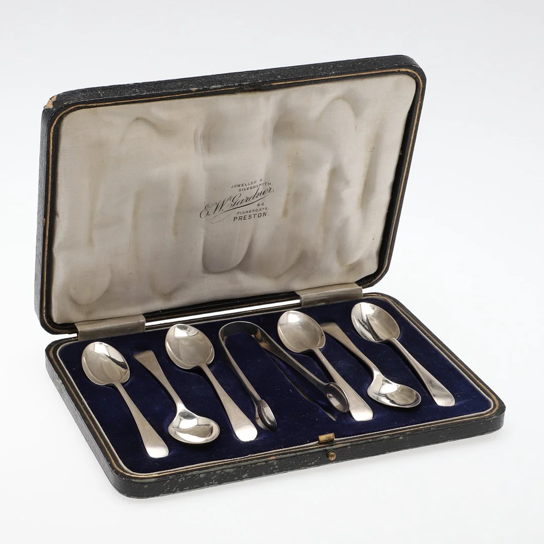 A CASED SET OF SIX SILVER TEASPOONS & NON-MATCHING SUGAR TONGS. — Silver — Lawrences Auctioneers