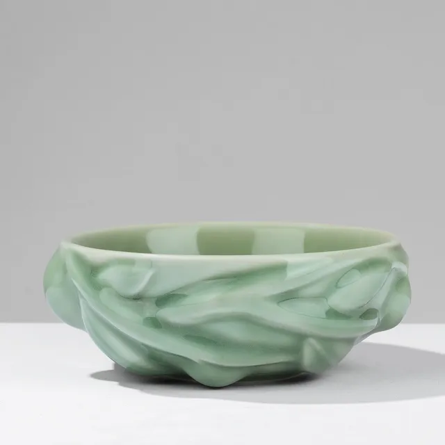 AXEL SALTO. Cirkulær skål af Celadon-glaseret stentøj, udvendigt modelleret med frugter og blade i relief, Royal Copenhagen, modelnr. 20677, formgivet i 1944, Danmark.