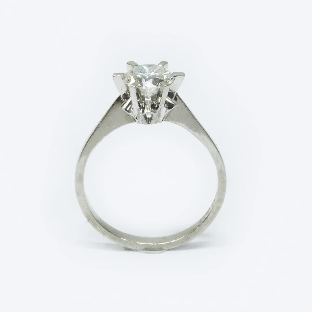 SOLITÄRRING MED DIAMANT. — Rings — Björnssons Auktionskammare