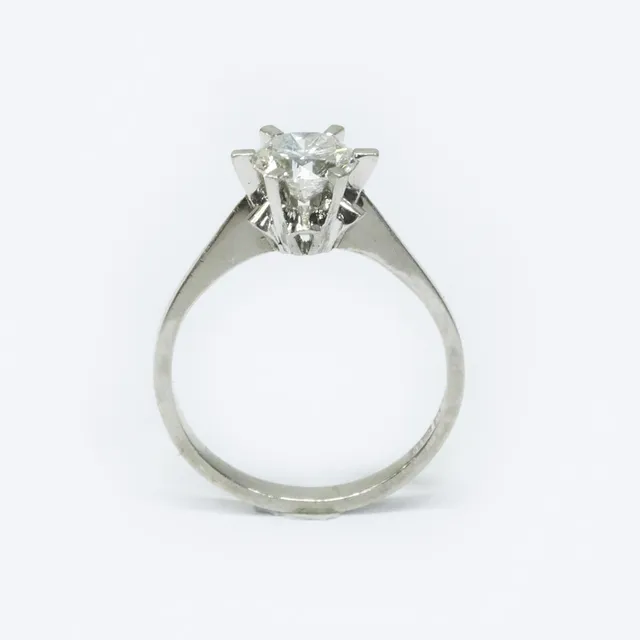 SOLITÄRRING MED DIAMANT.