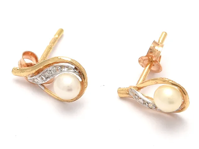 Örhängen ett par 18K 0,7g med pärlor och diamanter 2xca0,005ct, åttkantslipade
