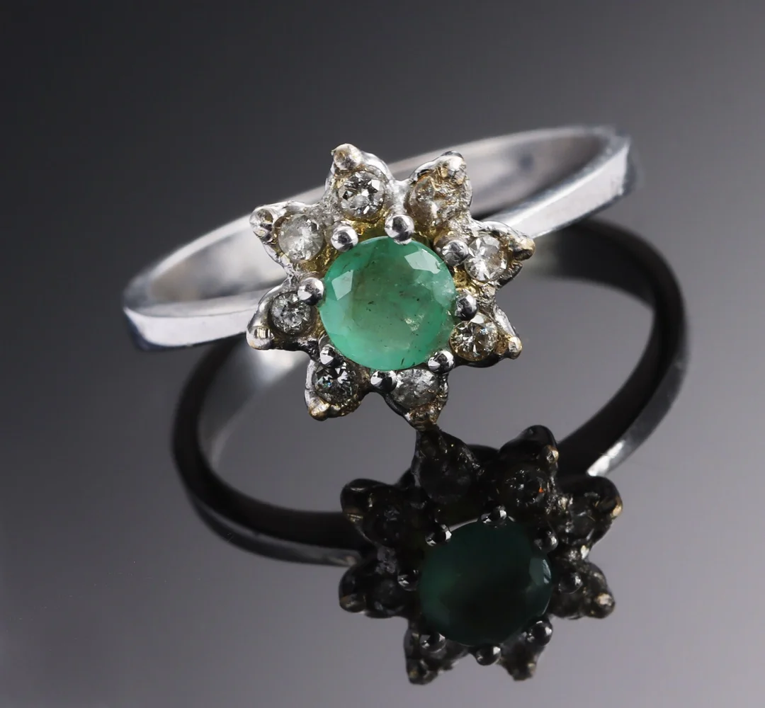 Rosette emerald and diamond ring of 18 kt. rhodium-plated white gold, total approx. 0.16 ct. — Jewellery/Rings — Lauritz