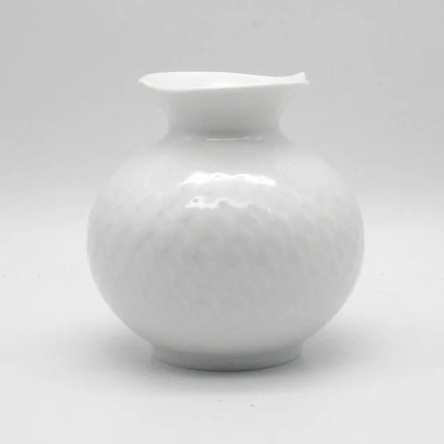 MEISSEN VASE MIT RELIEF, FORM "WELLENSPIEL RELIEF", WEISS, H 9 CM, 1. WAHL, NEU MIT OVP.