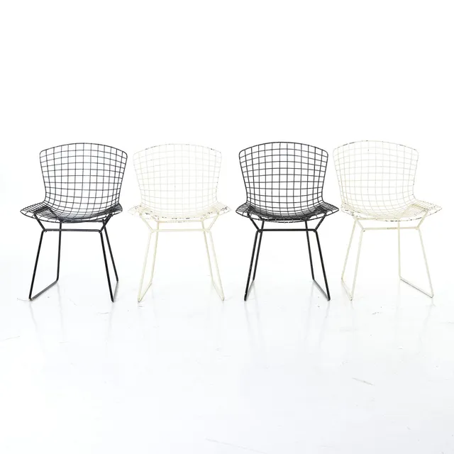 HARRY BERTOIA. "Side chair", 4 st, svart respektive vitmålad metall, bär spår av etikett.