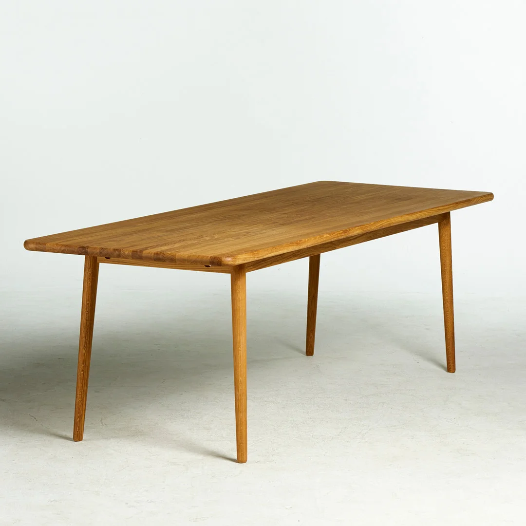 JONAS LINDVALL. "Miss Holly" Stolab, matbord, massiv oljad ek. — Tables — Stockholms Auktionsverk Sickla