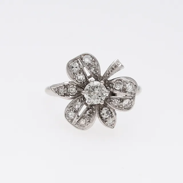 Diamonds flower-shaped ring, mid 20th Century.