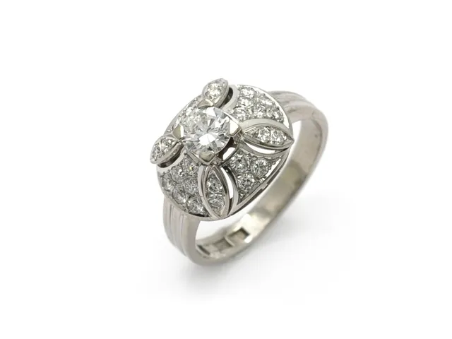 RING, 18K vitguld, briljant ca 0,45 ct, ca TW/VVS, 26 briljanter ca 0,45 ctv, ca TW/VS, stl 17 mm, tillv av Atelier Ajour 1965, vikt 5,7 g.