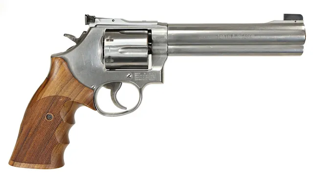 REVOLVER, fabrikat Smith & Wesson, modell 686-6, kaliber .357 Magnum, tillv.nr DKT6323, se-nr SE2960052.