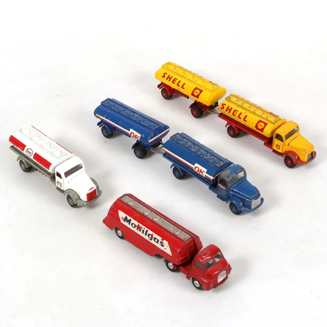 MODELLBILAR, plåt, 4 st, tankerlastbilar, Vilmer/Corgi Toys, Danmark/England. — Toys — Stadsauktion Sundsvall