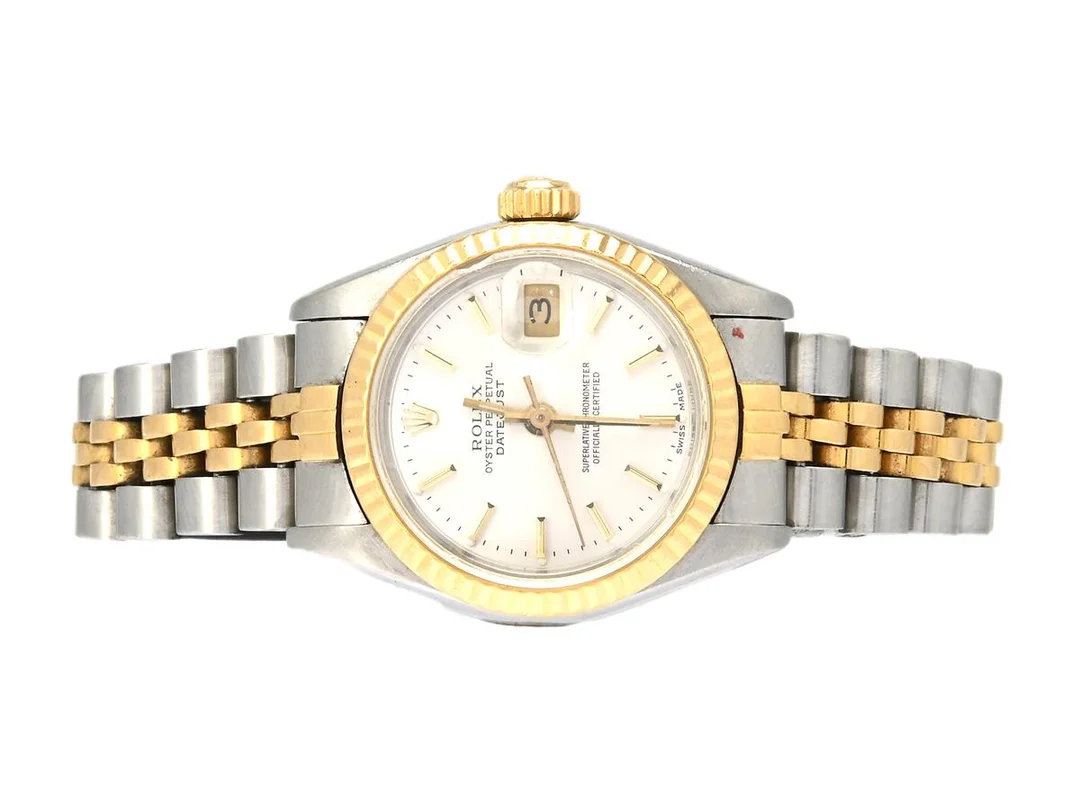 ROLEX, Oyster Perpetual, Datejust, Chronometer, Ref nr. 69173, Serie nr. 8116062, Cal 2135, Verk nr. 045978, Boett nr. 69000A, damur, 26 mm, stål/guld, automatisk, safirglas (skadat), datum, utbytt urtavla (Luminova), defekt (akut servicebehov), Jubileelänk (se bild), viklås, Ref nr. 62523-D18-H10/468 B, cert, mars 1984, box (ej komplett), ytterkartong. — Klockor/Rolex — Kaplans