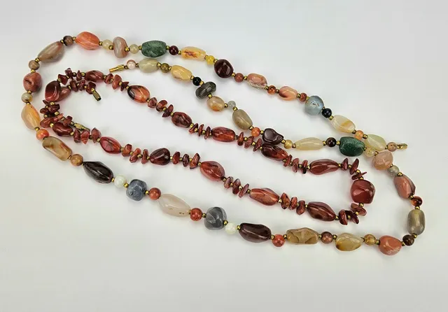 COLLIER, 2 st, bland annat karneol, 1900-tal.