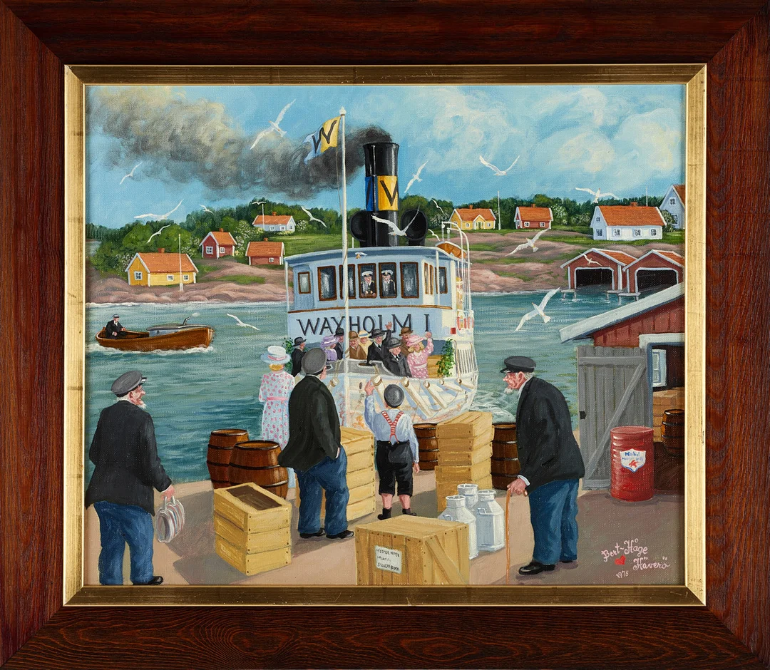 BERT HÅGE HÄVERÖ (SVERIGE, 1932-2014). "Waxholm I anländer med sommargäster", signerad, daterad 1975, olja på duk. — Paintings — Crafoord Auktioner Stockholm